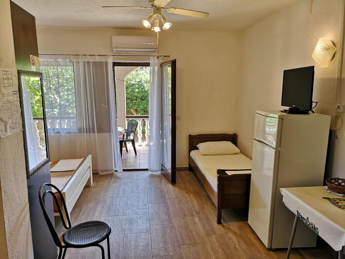 Apartments Mint Povljana - 50M From Sandy Beach Exterior photo